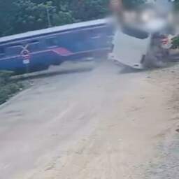 Video | Trein ramt bus vol vakantiegangers in Cambodja