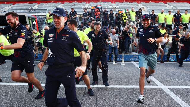 Adrian Newey rent weg van de festiviteiten bij Red Bull.