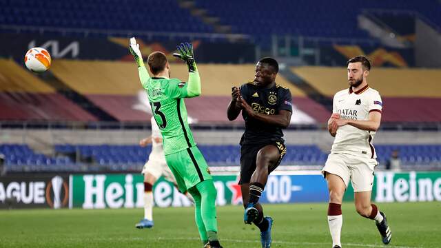 Brian Brobbey tikt de 0-1 binnen.