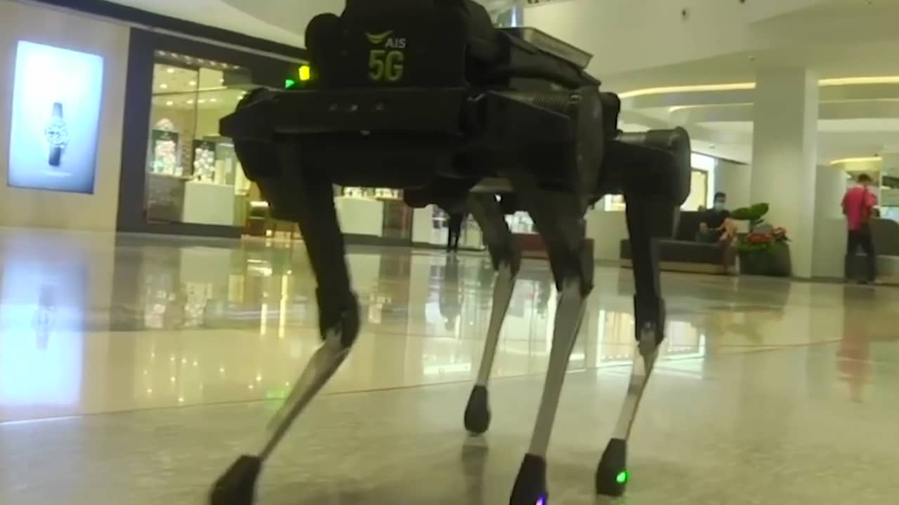 Beeld uit video: Robotteam bestrijdt coronavirus in Thais winkelcentrum