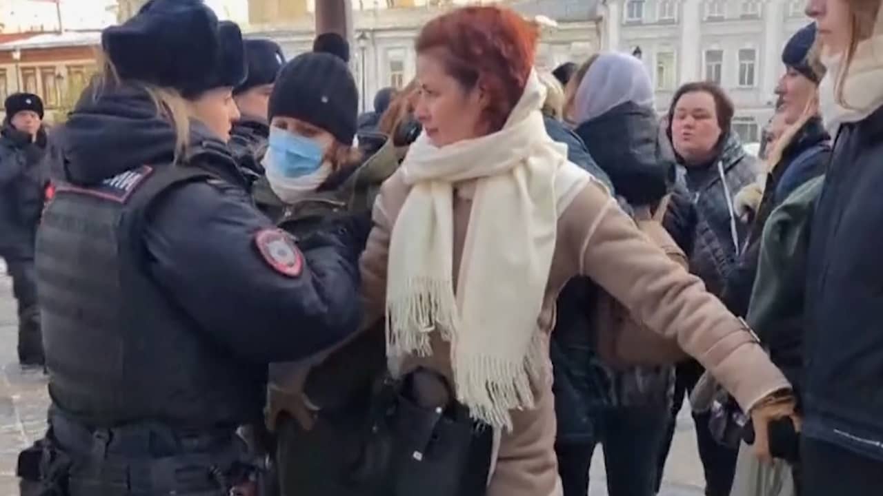 Beeld uit video: Vrouwen van soldaten demonstreren in Rusland, politie grijpt in