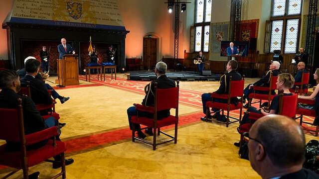 Vier politiemensen kregen donderdag door korpschef Henk van Essen de Eremedaille voor verdienste politie uitgereikt.