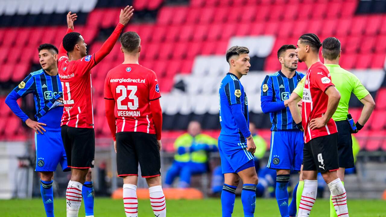 De spelers van PSV en Ajax moesten een tijdje wachten op het definitieve oordeel van Danny Makkelie.