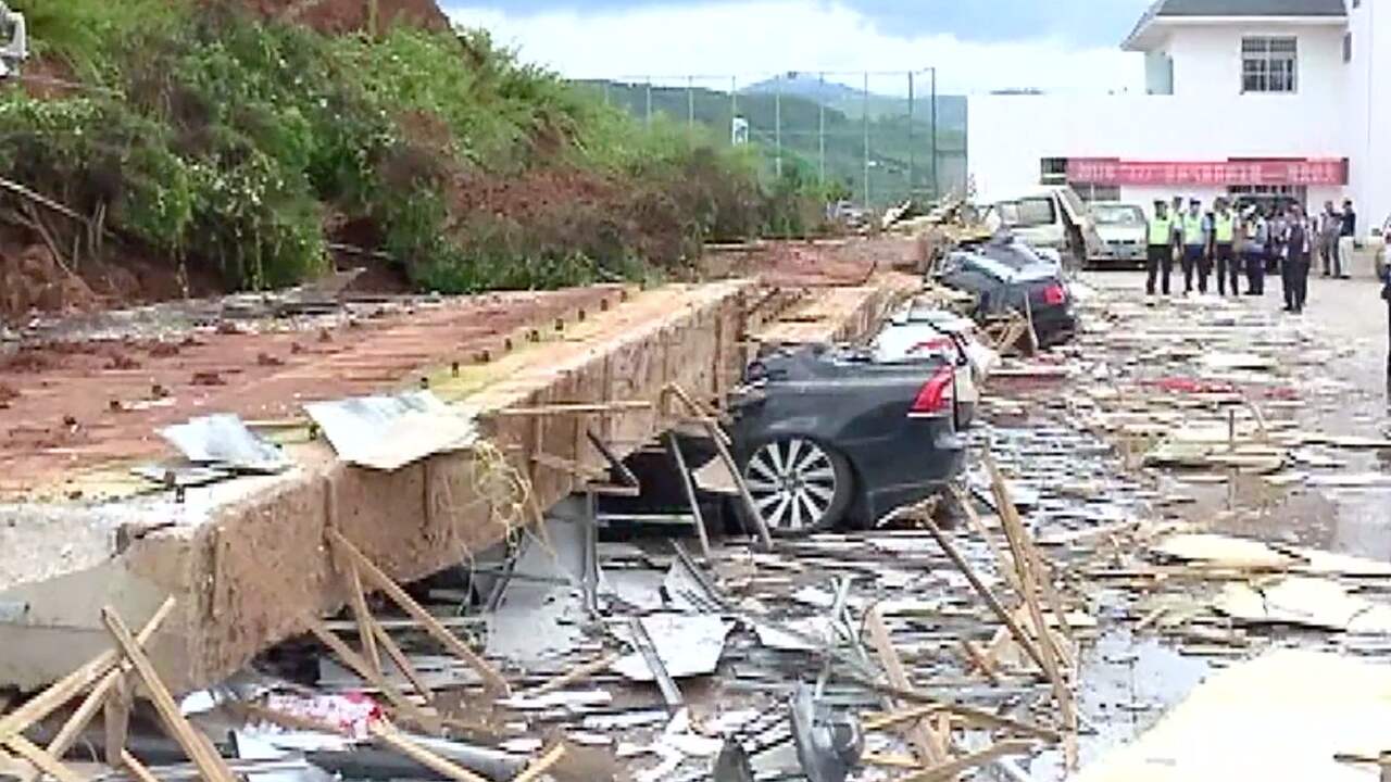 Omgevallen muur verplettert auto's in China NU Het laatste nieuws