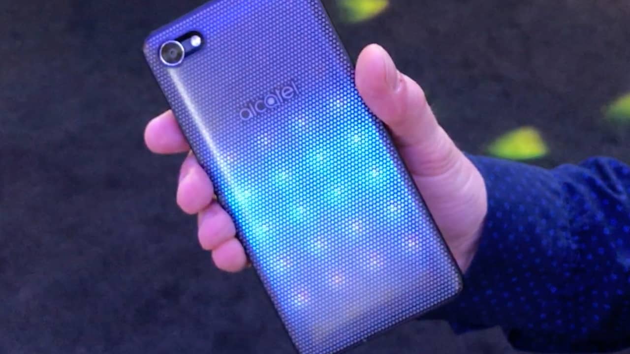Beeld uit video: Nieuwe Alcatel-smartphone heeft achterkant met led-lampjes