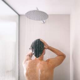 Zet een emmer in je douche en andere water-spaar-tips