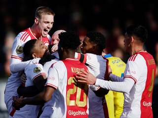 Opgeleefd Ajax wint ten koste van Cambuur ook tweede duel onder Heitinga
