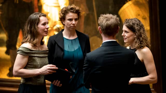 Wüst maakt een praatje met oud-kampioenen Van Deutekom, Groenewold en Uytdehaage.