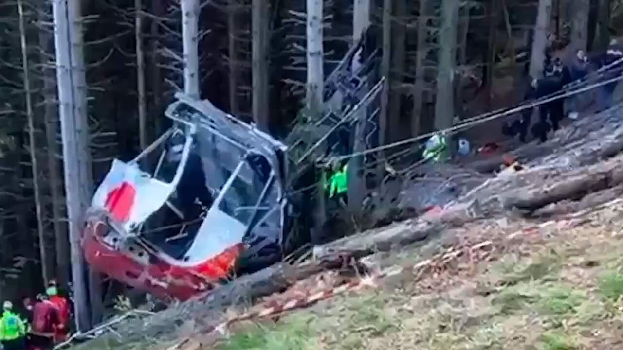 Beeld uit video: Hulpdiensten bij rampplek na neerstorten cabine kabelbaan in Italië