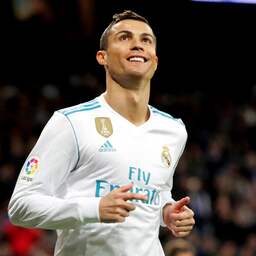 Ronaldo evenaart Messi met winnen vijfde Gouden Bal