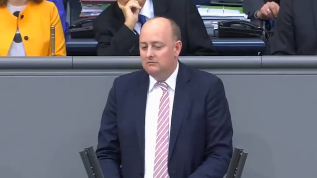 Duits parlementslid wordt onwel tijdens toespraak