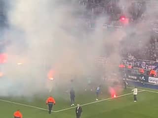 Spelers Franse voetbalclub gooien vuurwerk terug naar eigen aanhang