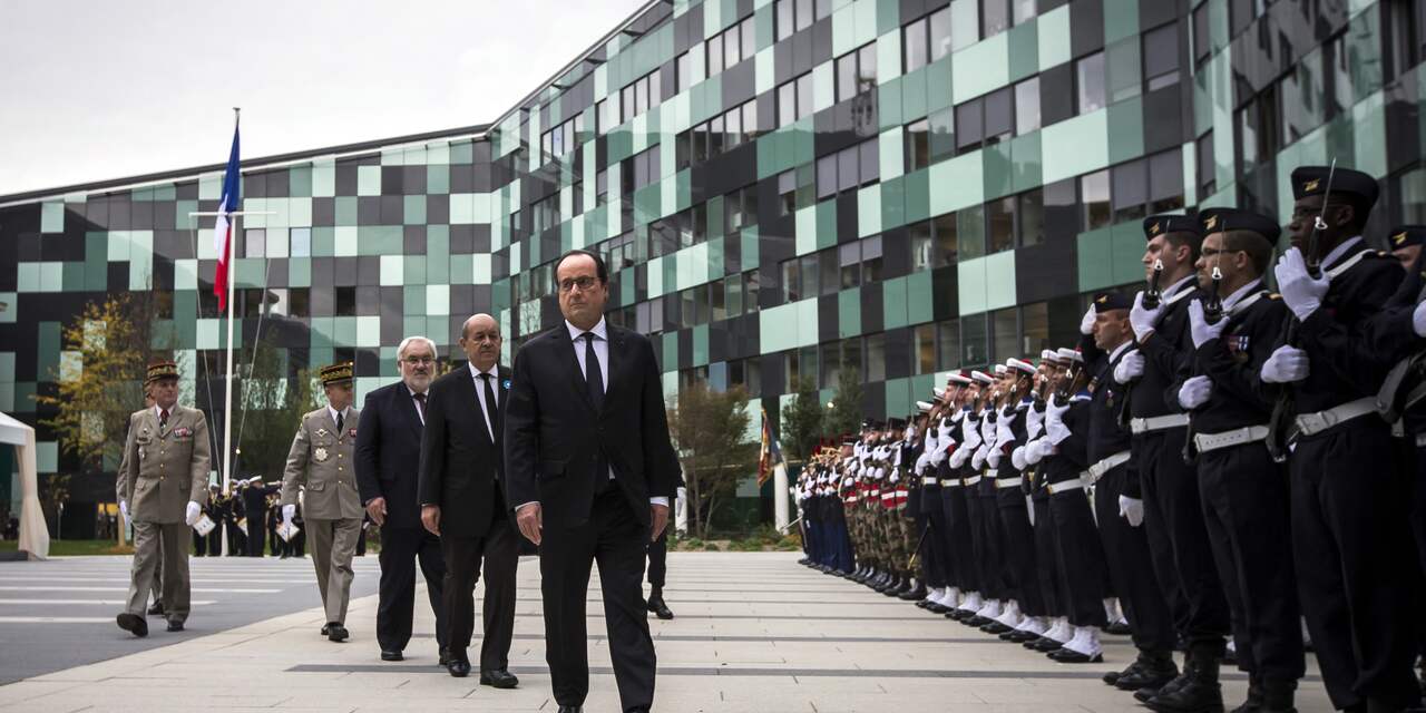 Hollande opent nieuw onderkomen ministerie van Defensie in Parijs