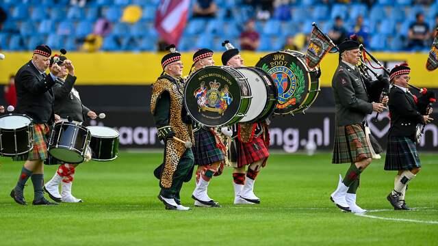 Voorafgaand aan de wedstrijd speelde een muziekkorps liederen in Stadion GelreDome om de veteranen te gedenken.
