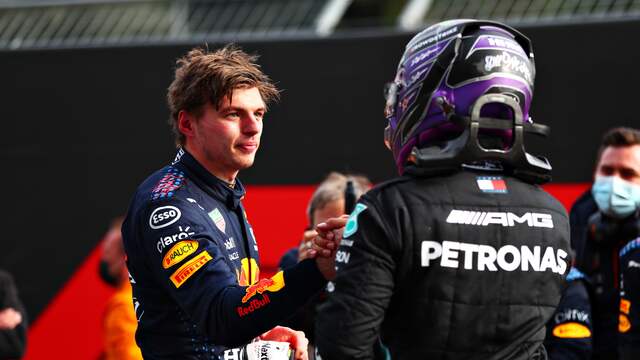 Lewis Hamilton feliciteert Max Verstappen met de zege op Imola (Foto: Getty)