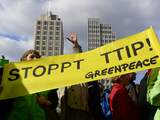 Actievoerders Greenpeace verstoren TTIP-vergadering Brussel