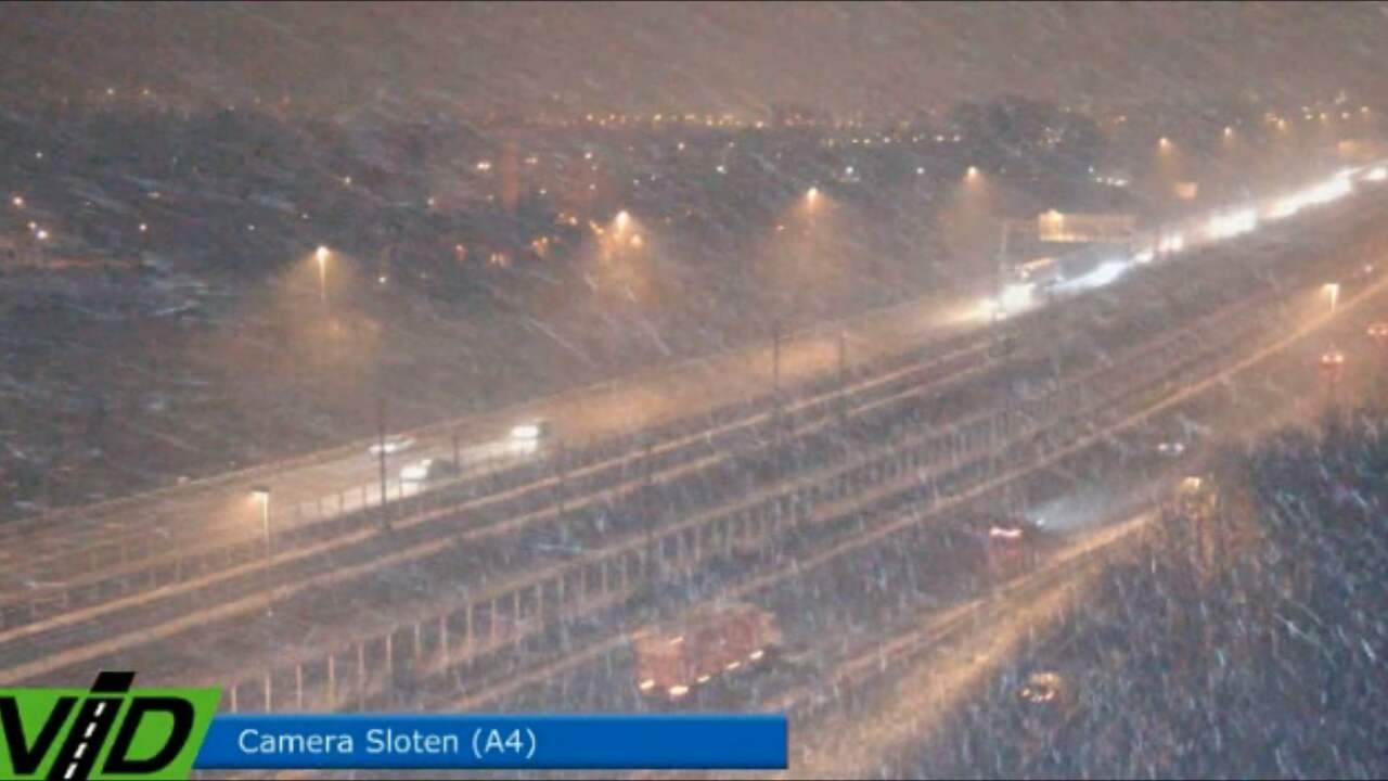 Beeld uit video: A4 wordt wit en verkeer loopt vast op A13 bij Delft