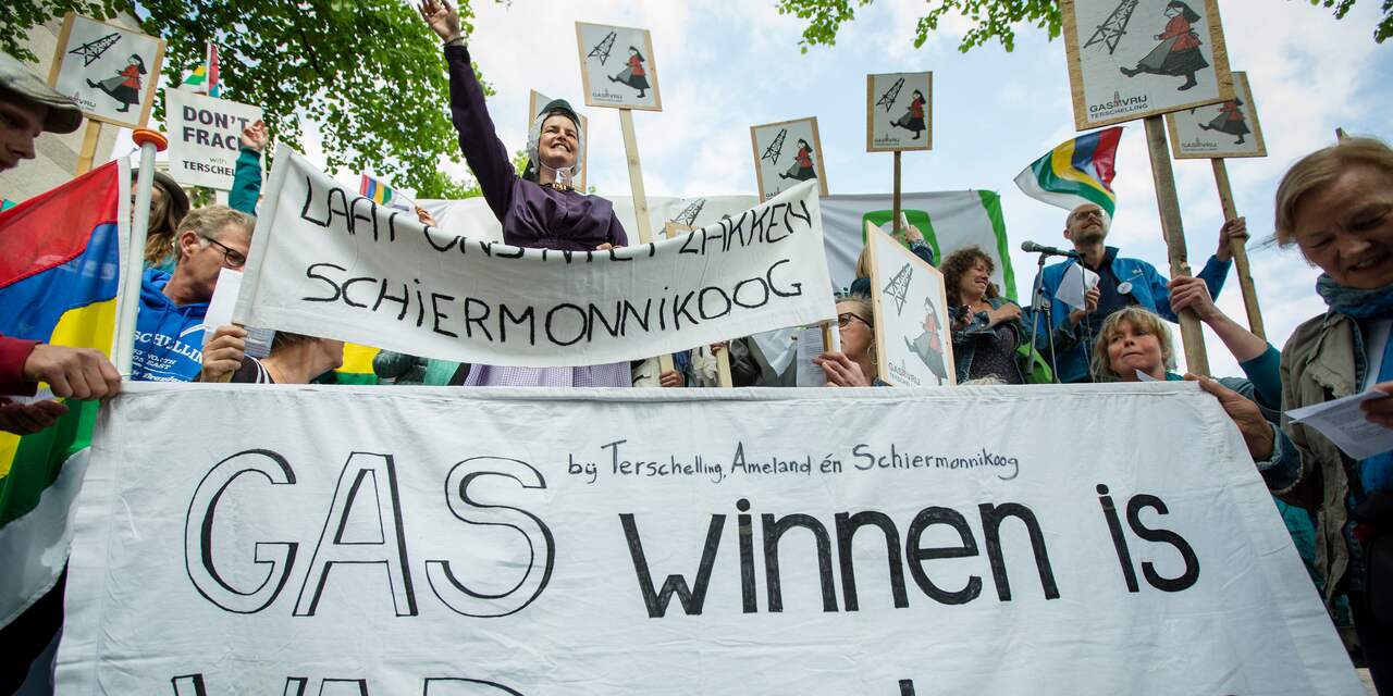 Honderd betogers in Den Haag tegen gaswinning Terschelling