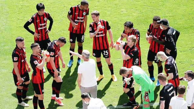 Bij een temperatuur van 29 graden konden de spelers van Eintracht Frankfurt een drinkpauze goed gebruiken.