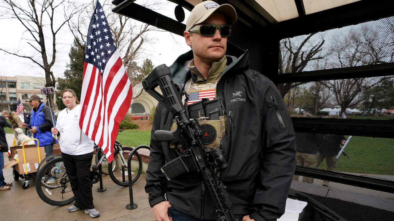 Een Amerikaan draagt een AR-15-aanvalsgeweer dat de antiwapenbeweging al jaren wil verbieden.