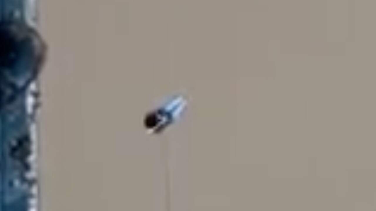 Helikopter redt man van elektriciteitsmast in overstroomd gebied India
