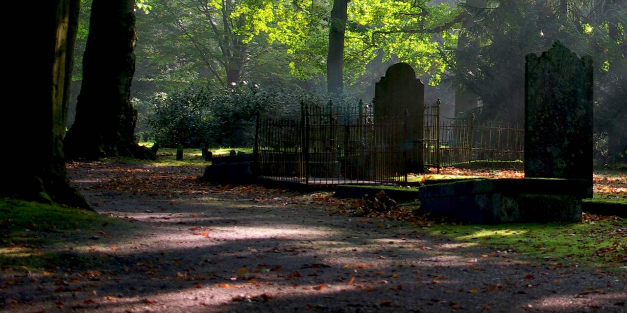 Extra koelplekken bij begraafplaats Leiden: 'We hebben niet genoeg plek'