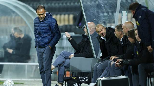 Jos Luhukay zag vanaf de bank dat zijn ploeg ook niet van RKC Waalwijk kon winnen.