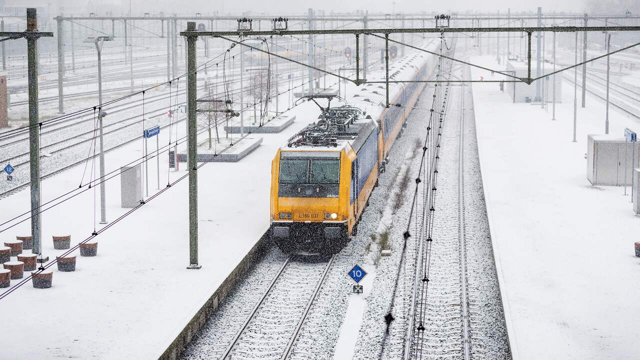 Besneeuwde sporen kunnen het treinverkeer belemmeren.