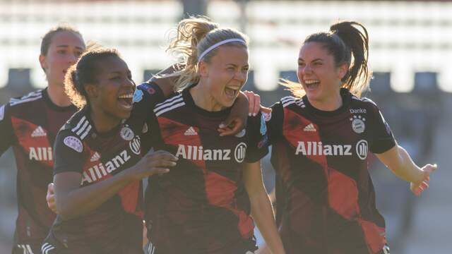 Lineth Beerensteyn (links) viert met Bayern München de 2-1 tegen Chelsea.