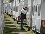 NLD-20040423-ALMERE: Een man kijkt vrijdag in een caravan die te koop staat op de afdeling occasions van de ANWB Kampeer- en Vakantiedagen in Almere. ANP FOTO/JASPER JUINEN