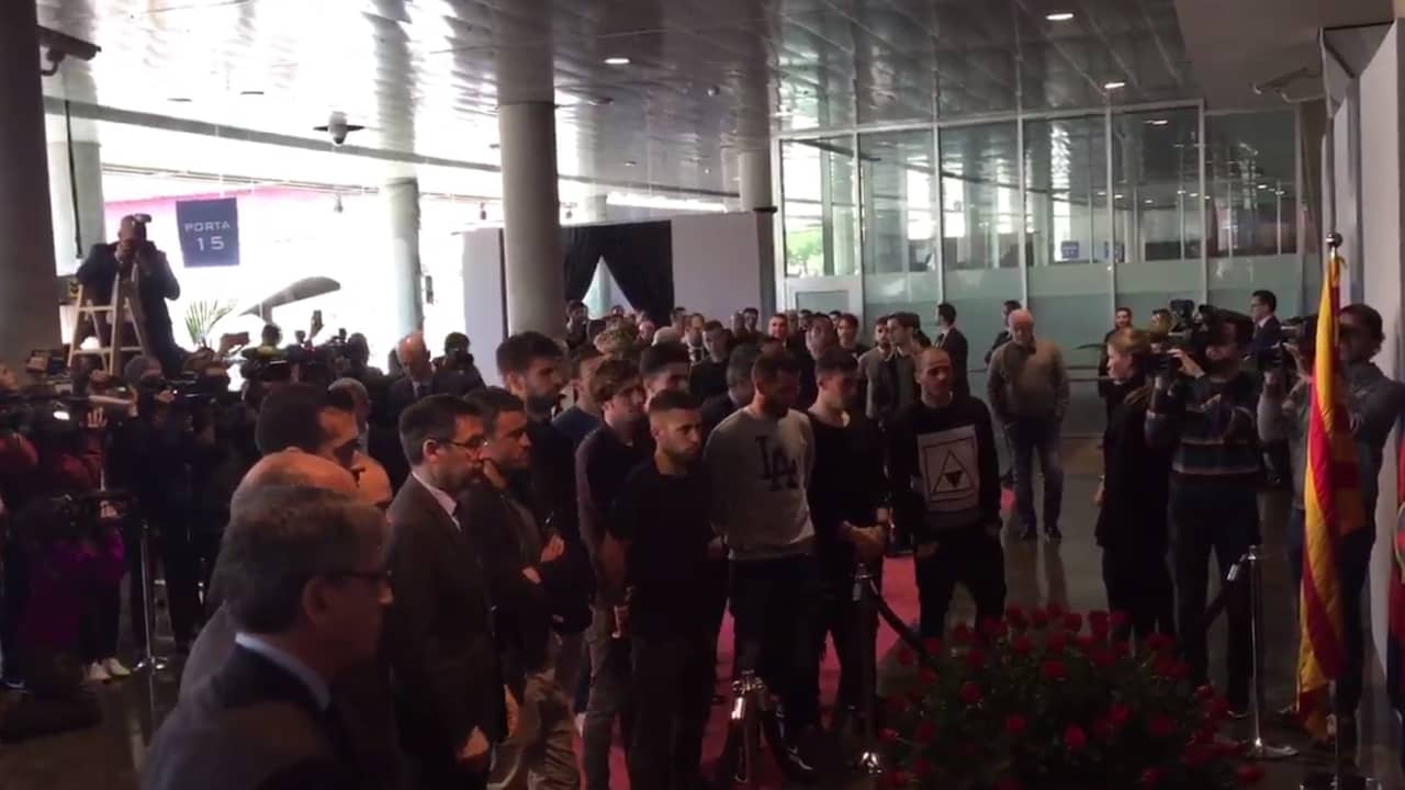 Selectie FC Barcelona bij herdenkingsplek Cruijff