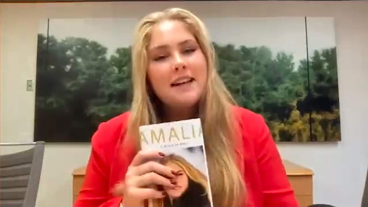Beeld uit video: Prinses Amalia vindt het 'enorm gek' om eigen boek te zien