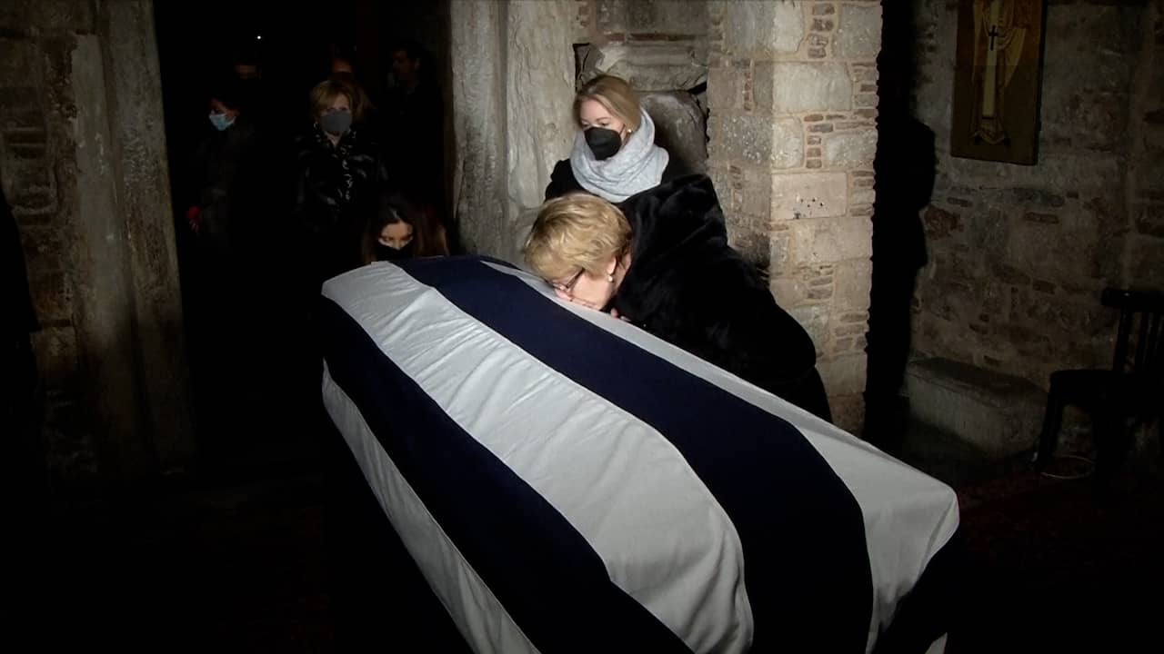 Beeld uit video: Grieken nemen afscheid van voormalige koning Constantijn