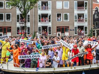 Pride maakt van Amsterdamse grachten een regen(boog)feestje