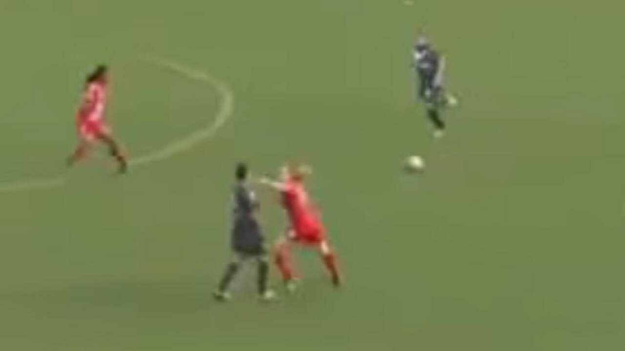 Voetbalsters met elkaar op de vuist
