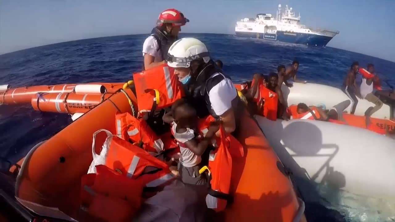 Beeld uit video: Vluchtelingen gered uit zinkende boot in Middellandse Zee