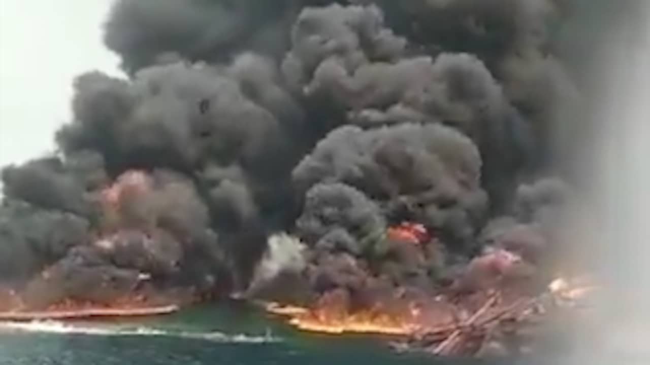 Beeld uit video: Beelden tonen hevige brand op Nigeriaanse olietanker na explosie