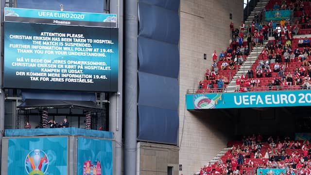 Het publiek in Kopenhagen wordt via het stadionscherm op de hoogte gehouden van de situatie rond Christian Eriksen.