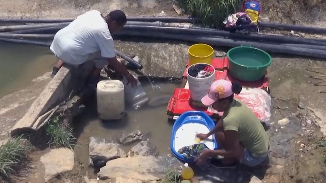 Beeld uit video: Venezolanen tappen water bij verlaten bouwplaats vanwege tekort