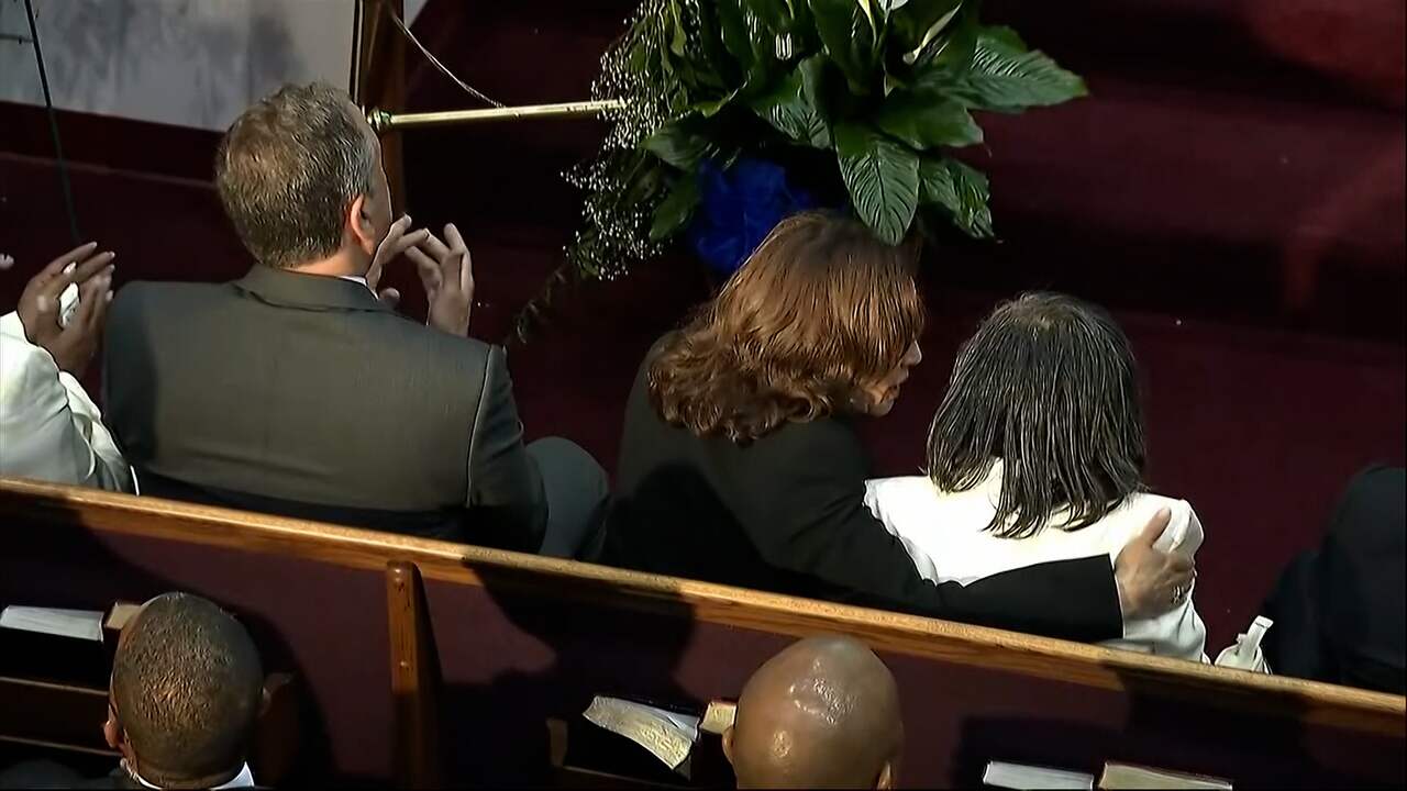 Beeld uit video: Kamala Harris bij begrafenis overledene schietpartij Buffalo