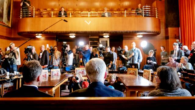 Op 27 februari 2020 wordt de eerste officiële Nederlandse coronabesmetting vastgesteld. Het virus werd geconstateerd bij een 56-jarige man uit het Brabantse Loon op Zand. De dag erna wordt de pers te woord gestaan in het stadhuis van Tilburg.