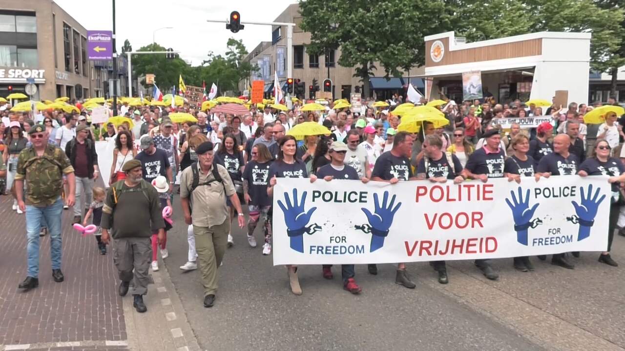 Beeld uit video: Duizenden mensen lopen coronaprotestmars in Apeldoorn