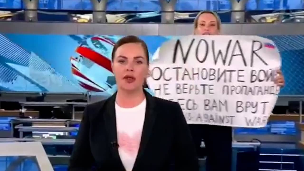Beeld uit video: Medewerkster Russisch journaal verstoort live-uitzending met protest