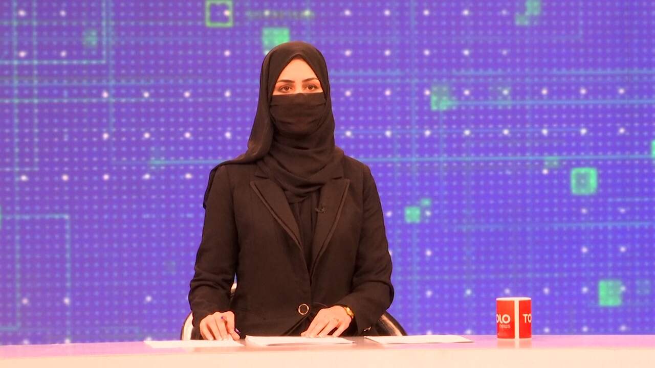 Beeld uit video: Taliban dwingen nieuwspresentatrices om boerka te dragen