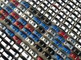 2500 auto's staan in de Chinese haven in Lianyungang te wachten op hun export op 26 November 2019
