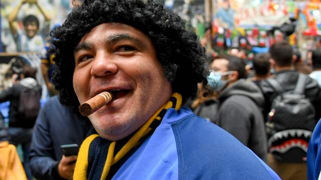 Ook tientallen fans van Maradona's oude club Boca Juniors waren op de herdenking in volkswijk Quartieri Spagnoli in Napels afgekomen.