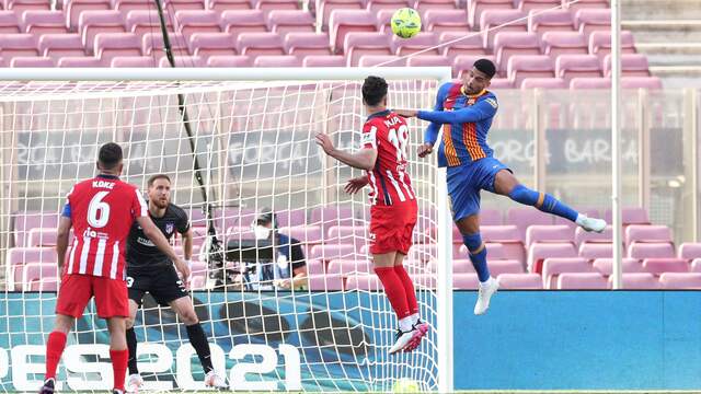 FC Barcelona-verdediger Ronald Araújo kopt raak, maar het doelpunt wordt afgekeurd wegens buitenspel.
