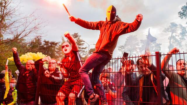 De spelers hielden vanwege corona gepaste afstand van de fans, die - op een enkeling na - achter een hek bleven.