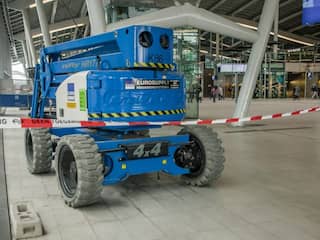 NS adopteert blauwe hoogwerker op Utrecht Centraal