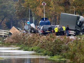 Vrachtwagen met munitie gekanteld in Drenthe